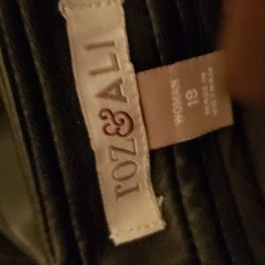 Roz & Ali faux leather black skirt